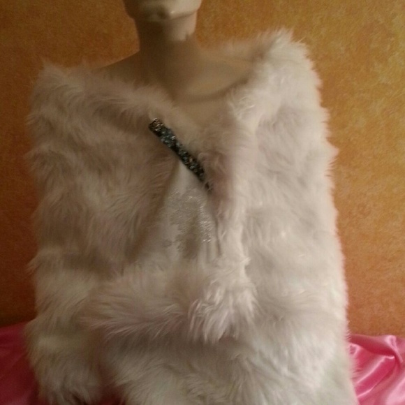 White Brocade & Faux Fox Fur Reversible Wrap - Picture 2 of 7